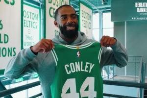康利谈绿军44号球衣：生涯从未穿过这么大的号码 我会适应的